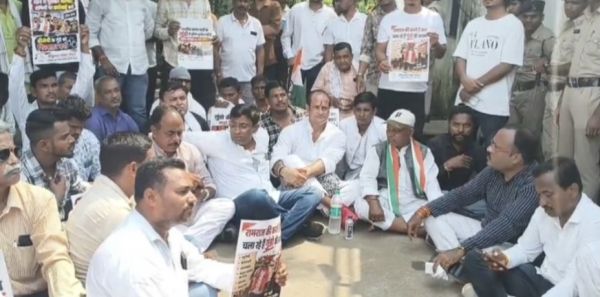 गुढ़ियारी थाना विवाद गरमाया, भाजयुमो नेता पर आरोपों के खिलाफ कांग्रेस का प्रदर्शन