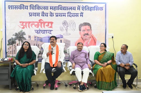 डॉक्टर बनना मंजिल नहीं, समाज की सेवा करना असली लक्ष्य - उप मुख्यमंत्री विजय शर्मा