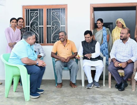 सेवा संकल्प अभियान में ग्रामीणों के बीच पहुंचे मंत्री राजेश अग्रवाल, आयुष्मान और आवास योजना के लाभार्थियों से की मुलाकात
