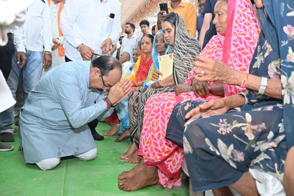 सेवा संकल्प समारोह : बुजुर्गों के बीच पहुंचे डिप्टी सीएम अरुण साव, चरण पखारकर लिया आशीर्वाद