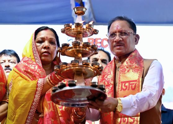 मुख्यमंत्री महादेव घाट में आयोजित विराट दीपोत्सव एवं महाआरती &lsquo;आशीर्वाद का दीया&rsquo; कार्यक्रम में हुए शामिल