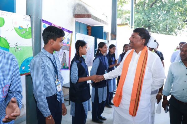 &lsquo;मेरे सपनों का भारत&rsquo; चित्रकला एवं भाषण प्रतियोगिता में बच्चों ने दिखाई प्रतिभा, वन मंत्री केदार कश्यप ने बढ़ाया बच्चों का उत्साह