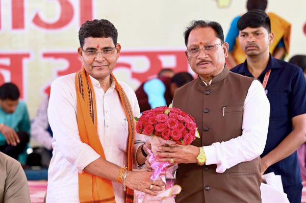राजस्व मंत्री टंकराम वर्मा के निवास पर आयोजित तीज मिलन समारोह में शामिल हुए मुख्यमंत्री साय