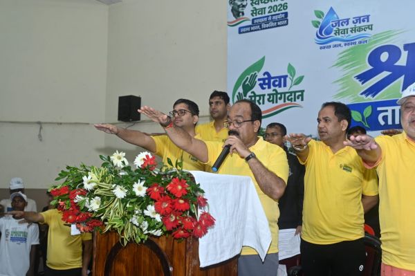 महाराजबंध तालाब में चला स्वच्छता अभियान, डिप्टी CM अरुण साव ने दिलाई शपथ; पांच सफाई मित्र सम्मानित