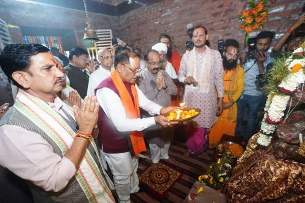 मदकूद्वीप पहुंचे CM साय, रामाश्रय-गणेश मंदिर में की पूजा-अर्चना; कन्या पूजन कर लिया आशीर्वाद