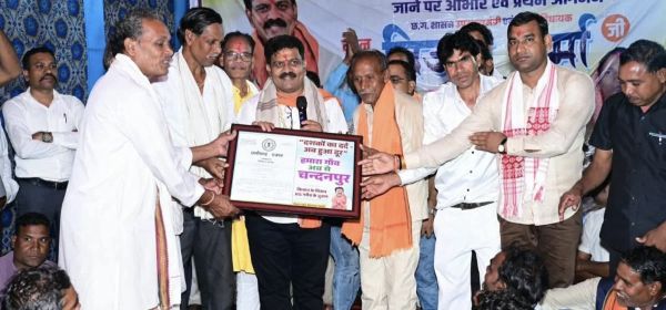 बारिश के बीच चंदनपुर पहुंचे डिप्टी CM विजय शर्मा, ग्रामीणों को सौंपा नाम परिवर्तन का राजपत्र