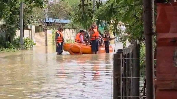 रायपुर के बाढ़ प्रभावित इलाकों में NDRF-SDRF का रेस्क्यू ऑपरेशन, 239 नागरिक सुरक्षित निकाले गए