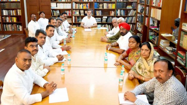 झीरम पीड़ित परिवारों से राहुल गांधी की मुलाकात, बोले- पूरा न्याय मिलने तक एक इंच पीछे नहीं हटेंगे