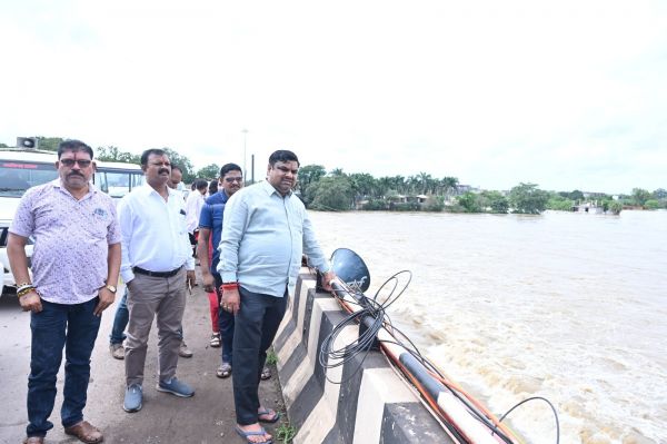 शिवनाथ नदी पहुंचे शिक्षा मंत्री गजेन्द्र यादव, गणेश विसर्जन व्यवस्था और जलस्तर का लिया जायजा