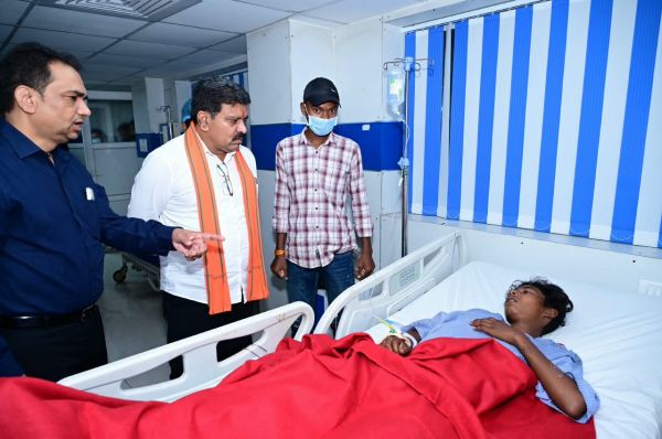 कवर्धा हादसा: घायलों का हाल जानने अस्पताल पहुंचे डिप्टी CM, चिकित्सकों से ली उपचार की जानकारी