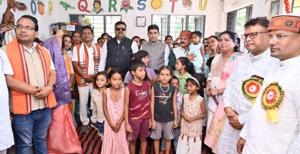 आंगनबाड़ी में बच्चों संग बैठे मंत्री, गर्भवती महिलाओं की गोदभराई कर दिया सुपोषण का संदेश