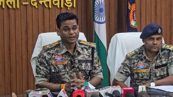 दंतेवाड़ा में नक्सलियों के डंप का खुलासा, AK-47 और INSAS समेत भारी मात्रा में हथियार बरामद