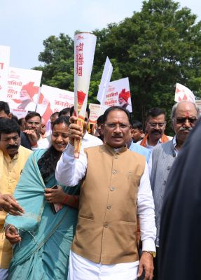 मुख्यमंत्री ने हाथों में मशाल लेकर किया &lsquo;सेवा ज्योति यात्रा&rsquo; का नेतृत्व, बाइक रैली को दिखाई हरी झंडी