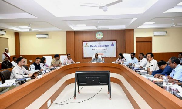 अंबिकापुर में उपमुख्यमंत्री अरुण साव की समीक्षा बैठक: पीएम आवास अक्टूबर तक पूरा करने और सड़कों की मरम्मत तेज करने के निर्देश