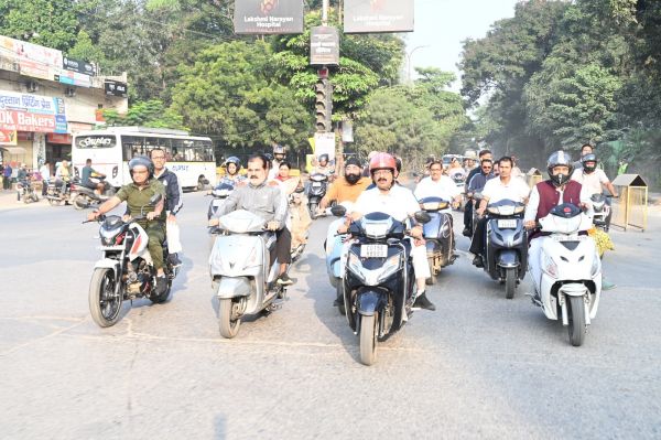 उप मुख्यमंत्री अरुण साव निकले स्कूटी पर, शहर भ्रमण कर सफाई और निर्माण कार्यों का किया निरीक्षण