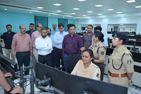 रायपुर की व्यवस्थाओं को स्मार्ट बनाने की तैयारी, प्रमुख सचिव सोनमणि बोरा ने ITMS वार रूम का किया निरीक्षण
