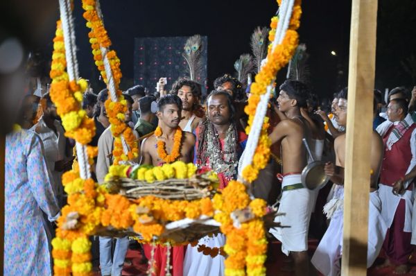600 साल पुरानी परंपरा कायम : कांटों के झूले पर लेटकर काछनदेवी ने दी बस्तर दशहरा की अनुमति