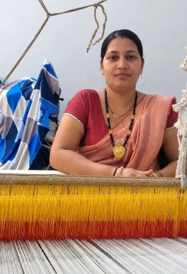 सेवा की कहानी- उन्नत उपकरण सहायता योजना से टोकेश्वरी साहू को बुनाई कार्य में मिली सहूलियत