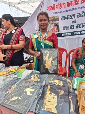 सेवा संकल्प अभियान : धान के पैरे से धनेश्वरी ने गढ़ी आत्मनिर्भरता की नई पहचान, कला को बनाया कमाई का जरिया