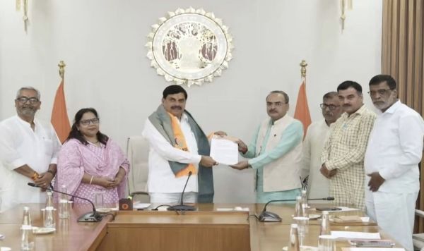 CM डॉ मोहन के आश्वासन के बाद भारतीय मजदूर संघ ने स्थगित किया आंदोलनः आउटसोर्स-ठेका कर्मचारियों के लिए निगम गठन पर बनी सहमति