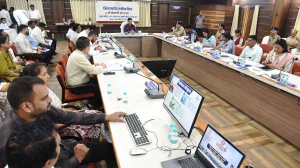 दुर्ग में विकास कार्यों की समीक्षा: आवास, शिक्षा और स्वास्थ्य सुविधाओं को समय पर पूरा करने के निर्देश