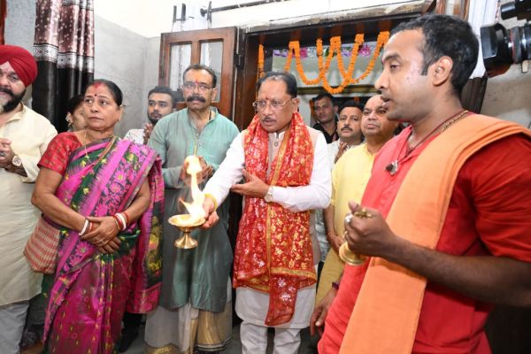 मुख्यमंत्री साय ने रायपुर के कालीबाड़ी मंदिर एवं दुर्गा पूजा पंडाल में टेका माथा, प्रदेशवासियों की खुशहाली के लिए मांगा आशीर्वाद