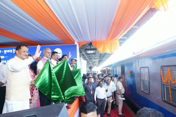 केंद्रीय रेल मंत्री अश्विनी वैष्णव और मुख्यमंत्री विष्णु देव साय ने रावघाट - रायपुर एवं रायपुर - कुरूद यात्री रेल सेवाओं को दिखाई हरी झंडी