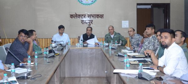 राज्योत्सव में दिखेगा सारंग हेलीकॉप्टर एयर शो का रोमांच, कलेक्टर ने की तैयारियों की समीक्षा, अधिकारियों को दिए जरूरी निर्देश