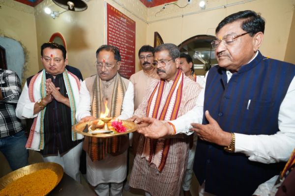 मुख्यमंत्री&nbsp;विष्णु देव साय ने रामचंडी मंदिर में पूजा-अर्चना कर प्रदेश की खुशहाली एवं सुख-समृद्धि की कामना की