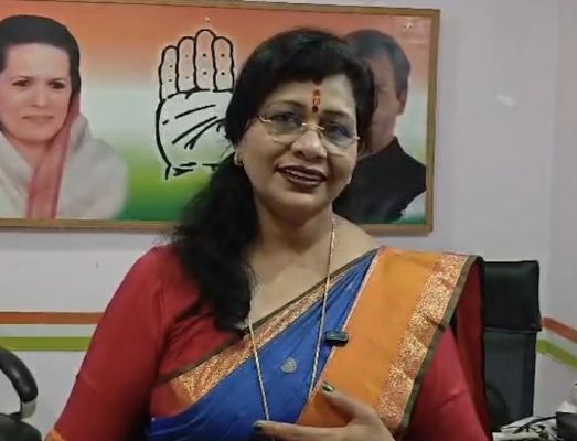 स्मृति ईरानी के छत्तीसगढ़ दौरे पर संगीता सिन्हा का तंज, बोलीं- 500 रुपए में सिलेंडर देने की करें घोषणा