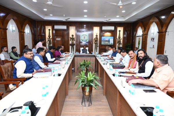 साय कैबिनेट की बैठक में लिए गए अहम फैसले: 15 नवंबर से शुरू होगी धान खरीदी, सरकारी कर्मचारियों को मिलेगा कैशलेस इलाज, अधोसंरचना मिशन के लिए ₹500 करोड़ मंजूर