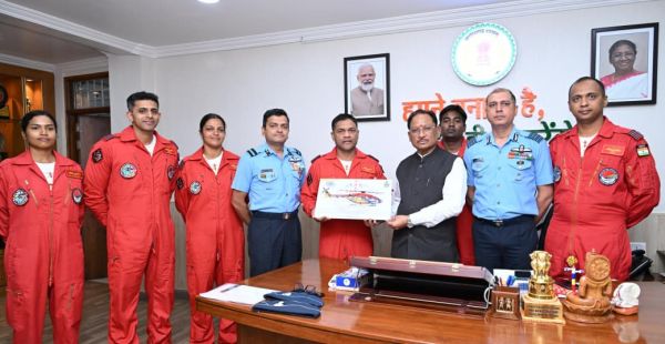 मुख्यमंत्री विष्णु देव साय से भारतीय वायु सेना की सारंग हेलीकॉप्टर डिस्प्ले टीम ने की मुलाकात