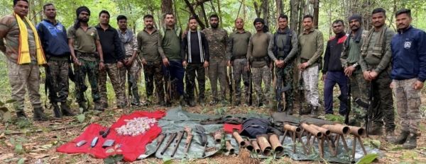 सुरक्षा बलों ने जंगल में चलाया सर्च ऑपरेशन, माओवादियों के हथियारों और विस्फोटकों का जखीरा बरामद